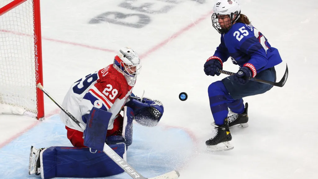 Klára Peslarová zasahuje v utkání s Američankami