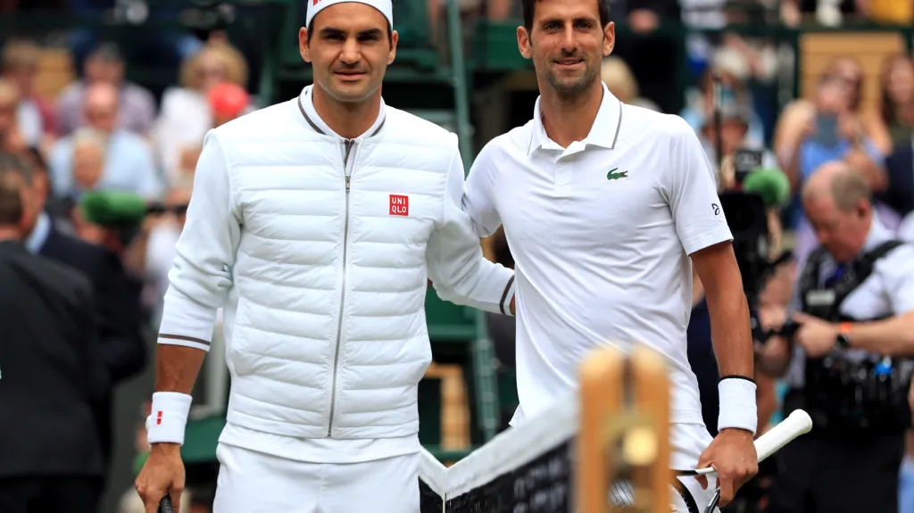 Roger Federer a Novak Djokovič před finále Wimbledonu 2019