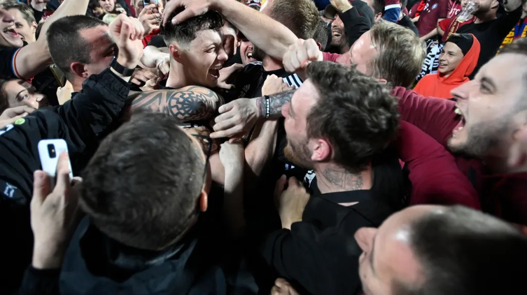 Ladislav Krejčí se raduje z titulu s fanoušky Sparty