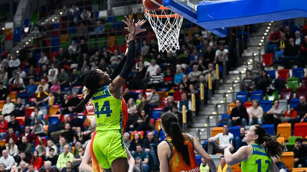 Tereza Vyoralová z USK Praha (vpravo) sleduje souboj o míč