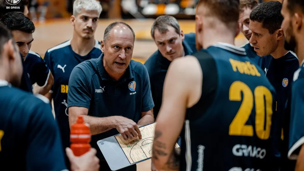 Trenér Petr Czudek předává pokyny opavským basketbalistům