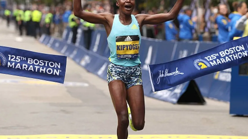 Keňanka Diana Kipyokeiová v cíli maratonu v Bostonu