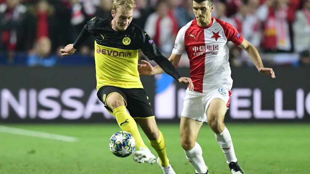 Ondřej Kúdela ze Slavie (vpravo) v utkání LM s Dortmundem
