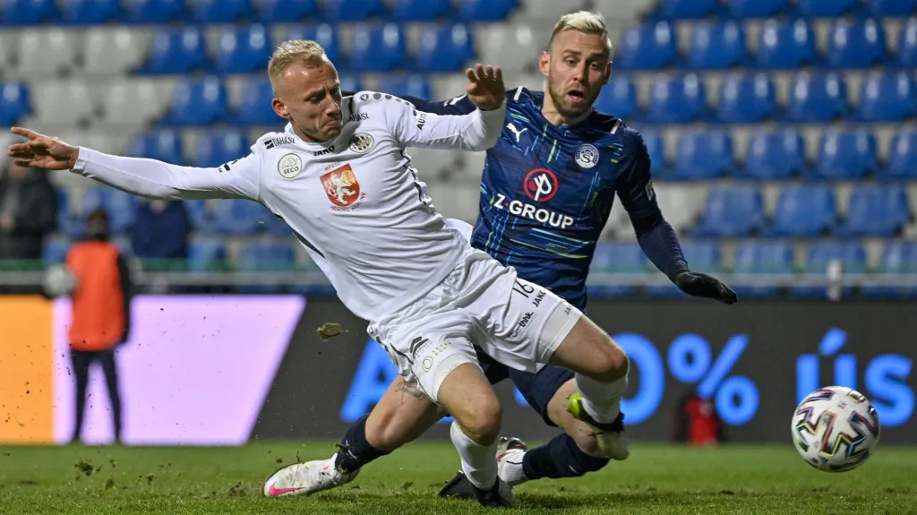 Petr Reinberk fauluje Filipa Novotného