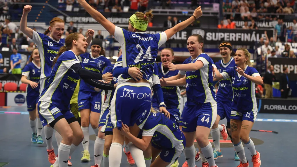 Slavící florbalistky Vítkovic