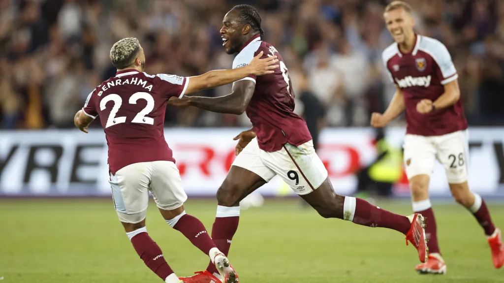Michail Antonio (uprostřed) oslavuje gól se spoluhráči z West Hamu