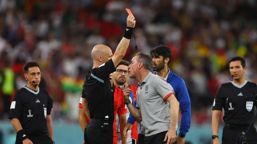 Rozhodčí uděluje červenou kartu na MS 2022