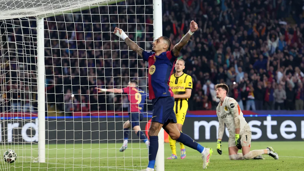 Fotbalisté Barcelony se radují z gólu v síti Dortmundu