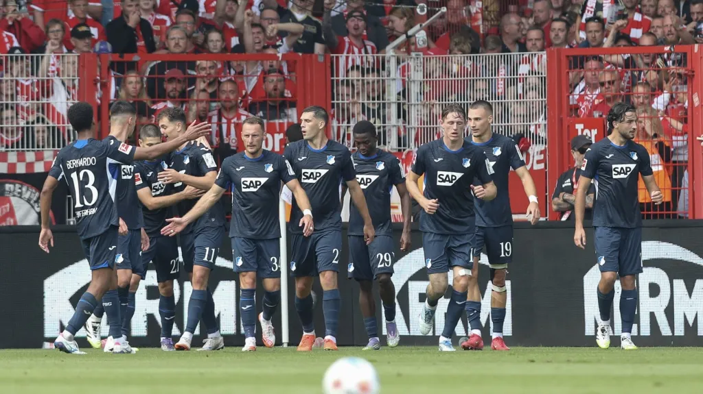 Fotbalisté Hoffenheimu slaví gól s Čechy Coufalem a Hranáčem