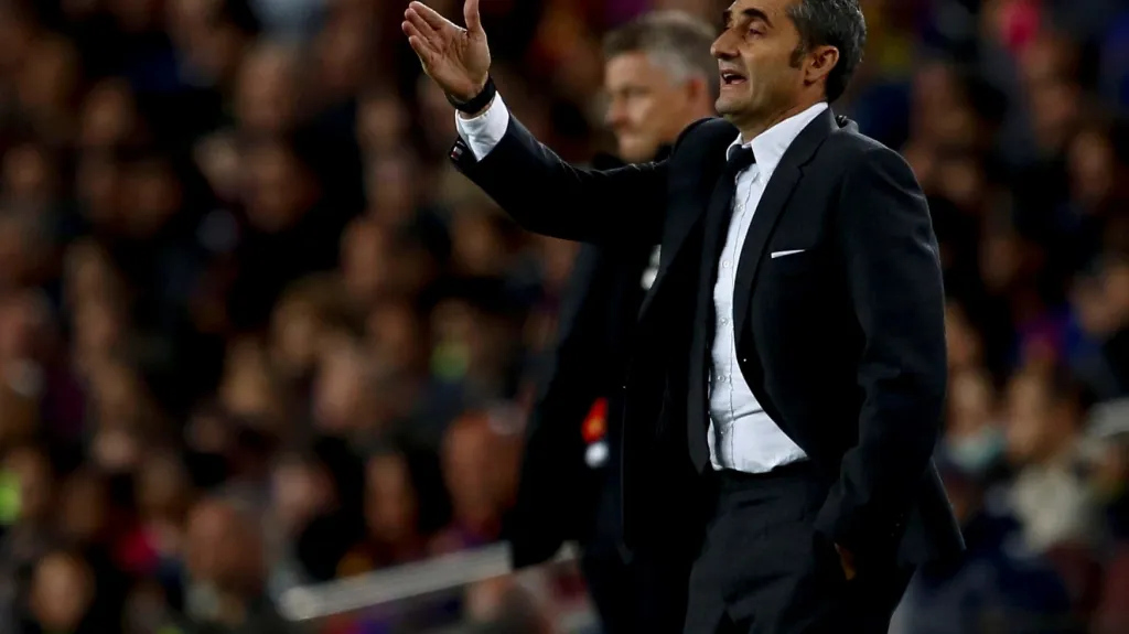 Trenér Ernesto Valverde gestikuluje ve čtvrtfinále LM