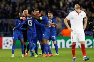 Fotbalisté Leicesteru City se radují z postupu do čtvrtfinále Ligy mistrů