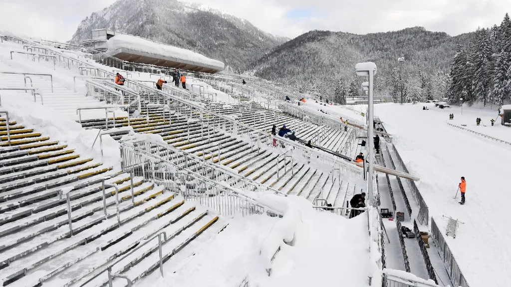 Zasněžený biatlonový areál v Ruhpoldingu