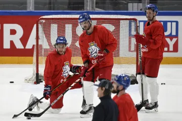 Zleva David Pastrňák, David Krejčí a Roman Červenkana na tréninku