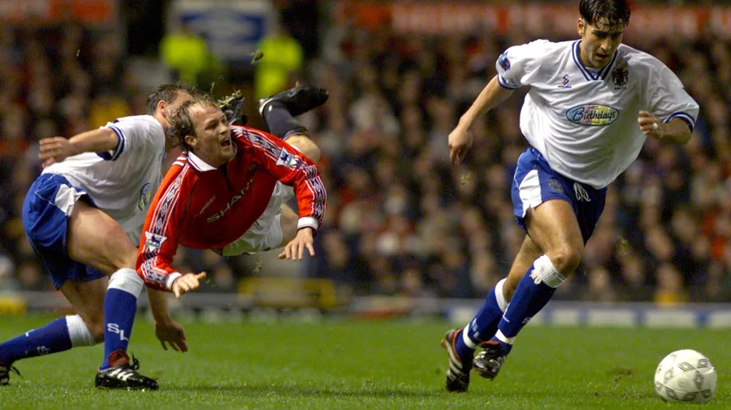 Andy Woodward (vpravo) v dresu Bury v utkání proti Manchesteru United