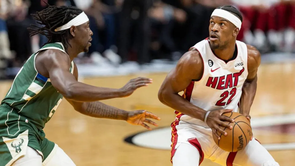 Jimiho Butlera brání Jrue Holiday z Milwaukee