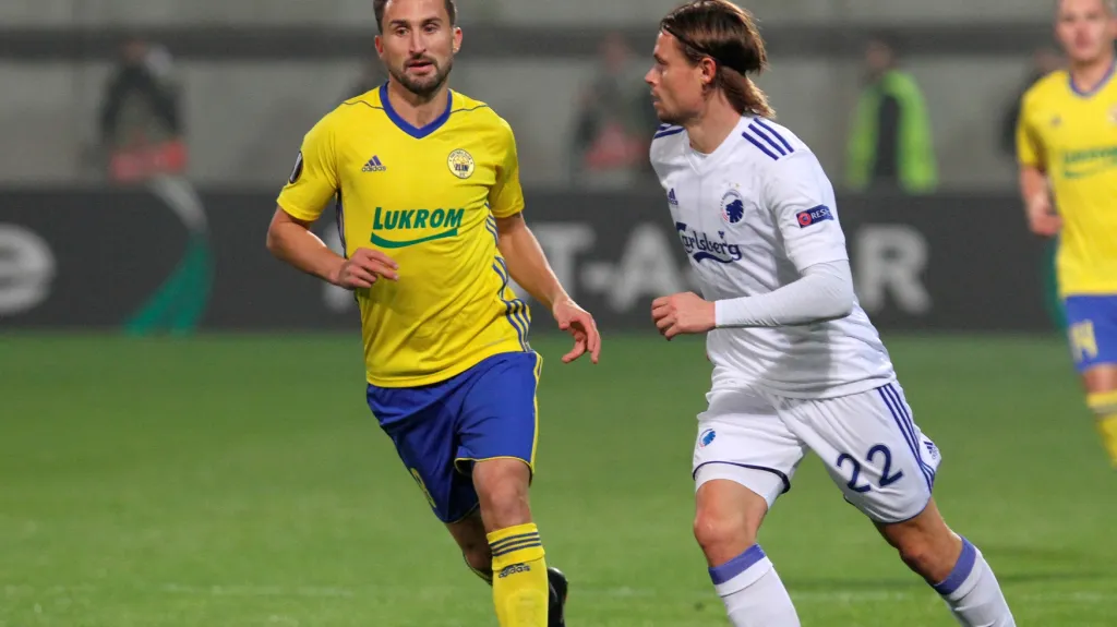 Petr Jiráček ze Zlína (vlevo) v utkání EL proti Kodani