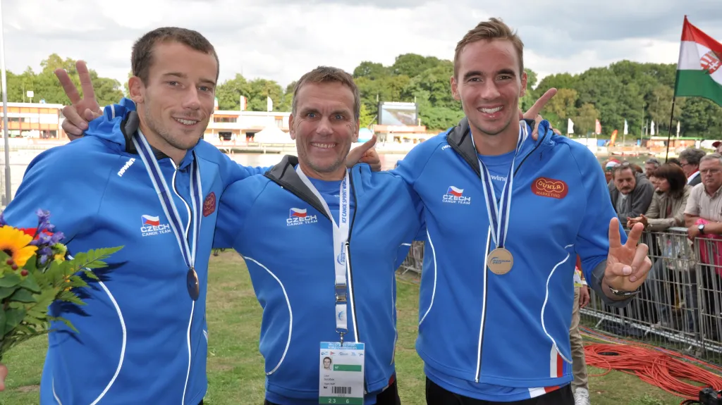 Bronzový tým. Kanoisté Jaroslav Radoň, trenér Libor Dvořák a Filip Dvořák