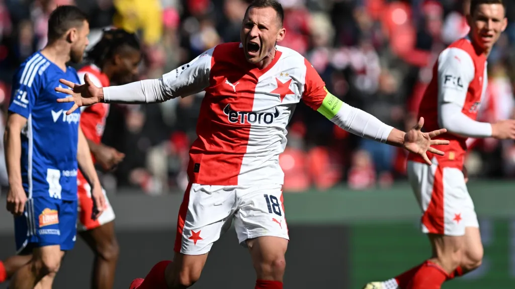 Jan Bořil ze Slavie oslavuje gól v utkání se Sigmou