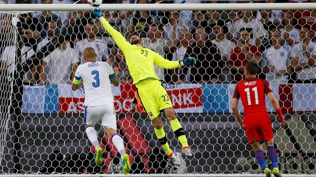 Matúš Kozáčik byl oporou slovenského týmu v zápase s Anglií