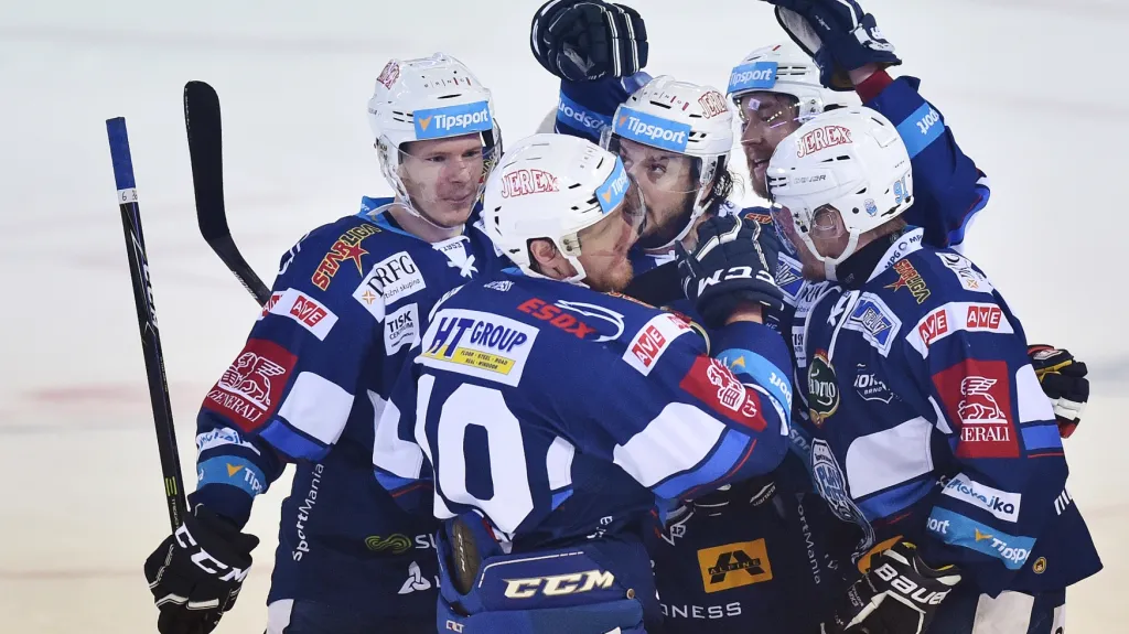 Hokejisté Komety oslavují trefu Martina Erata