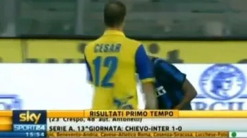 Eto\'o udeřil Cesara hlavou do hrudníku