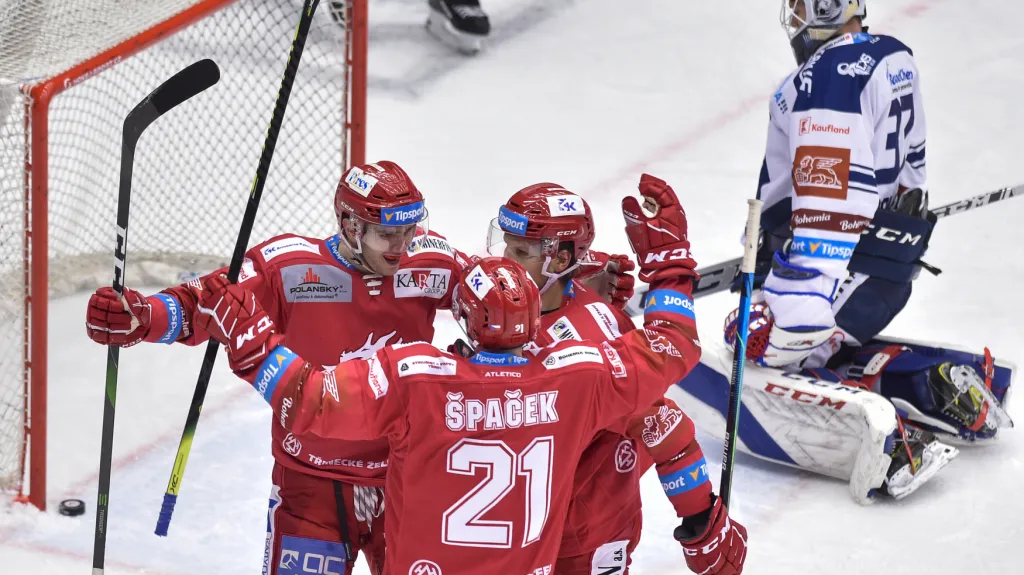 Hokejisté Třince se radují v utkání proti Vítkovicím