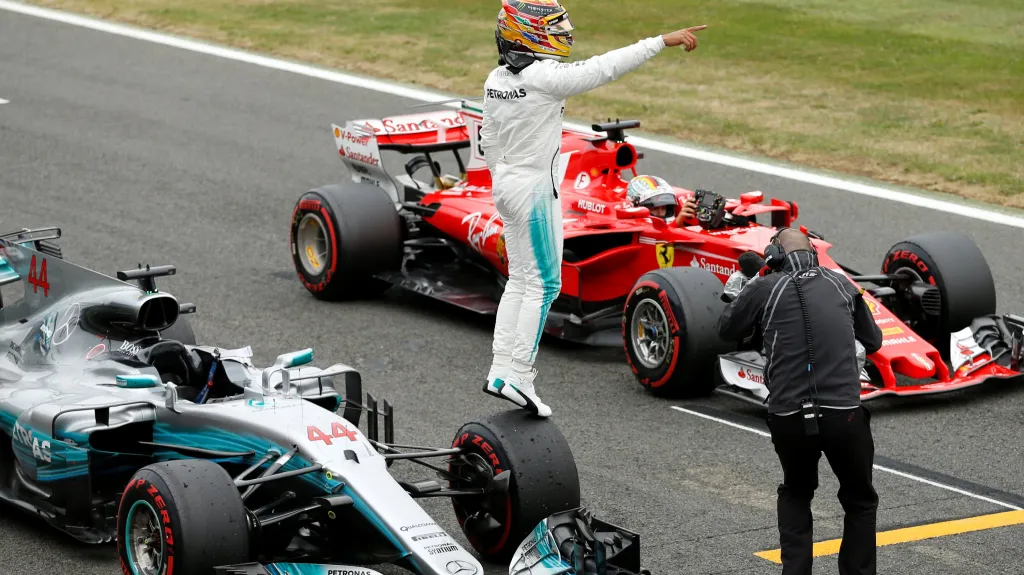 Lewis Hamilton se raduje z vítězství v kvalifikaci na Velkou cenu Británie
