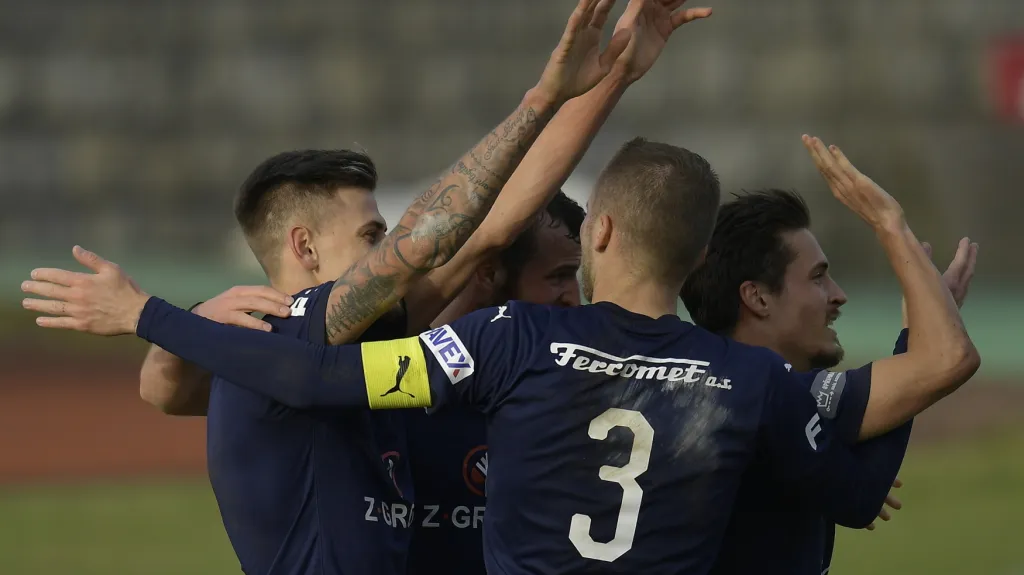 Fotbalisté Slovácka se radují z gólu v Jablonci