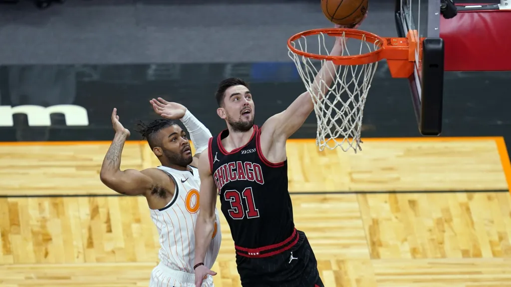 Tomáš Satoranský z Chicaga střílí na koš v utkání NBA