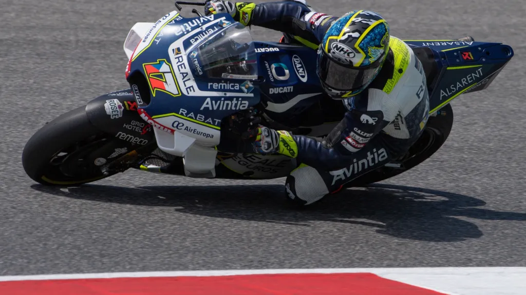 Motocyklista Karel Abraham na stroji týmu Reale Avintia Racing
