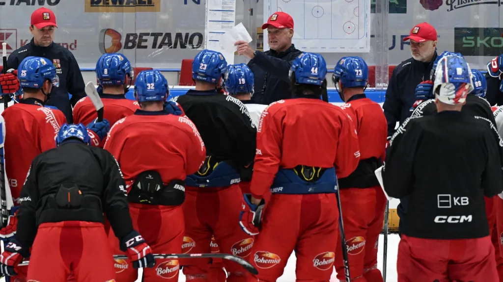 Trenér národního týmu Radim Rulík promlouvá k hráčům na tréninku