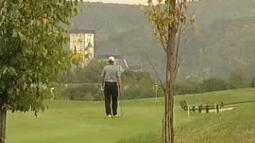 Golfista na karlštejnském hřišti