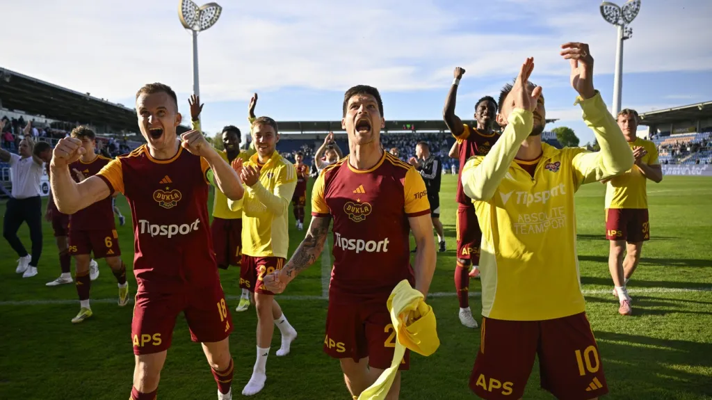 Hráči Dukly se radují po výhře na Slovácku