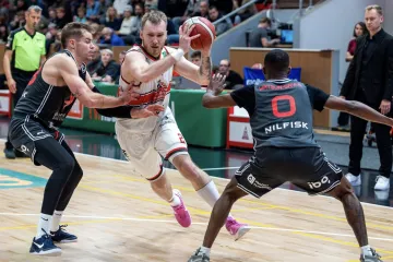 Střetnutí basketbalistů Pardubic a Slavie