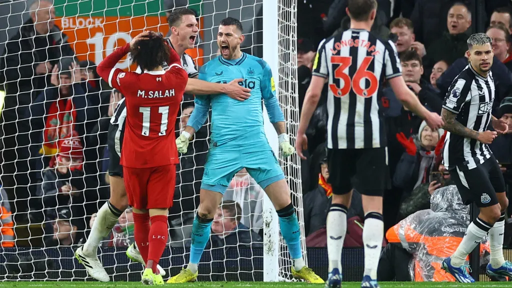 Martin Dúbravka z Newcastlu oslavuje chycenou penaltu v Liverpoolu