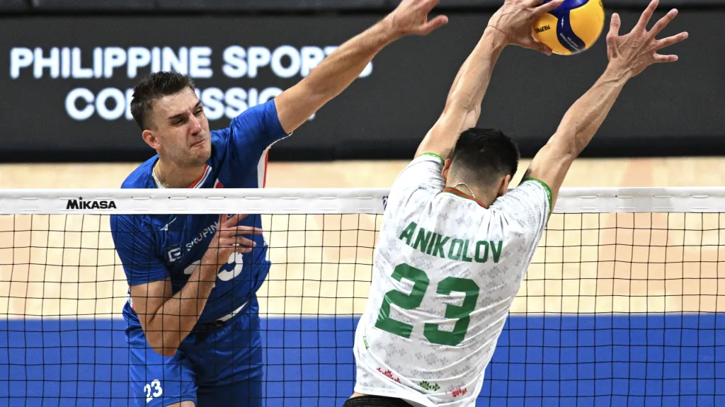 Patrik Indra při útoku proti hvězdnému Bulharovi Aleksandaru Nikolovovi