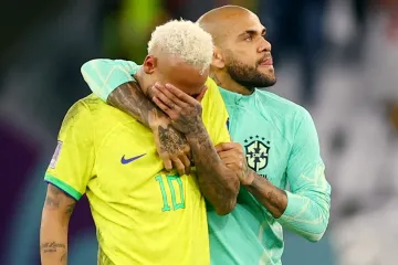 Zdrceného Neymara utěšuje po vyřazení Dani Alves