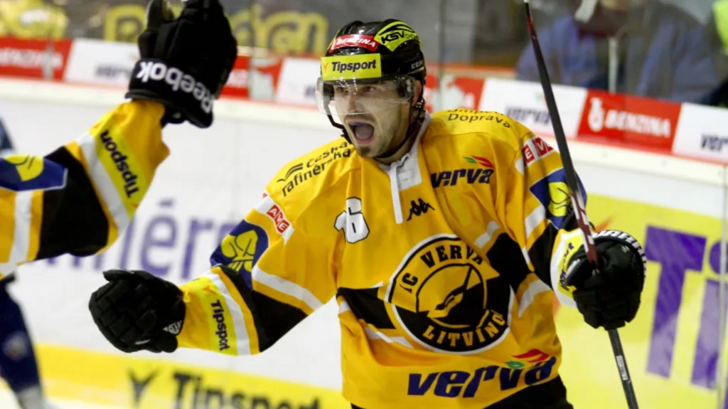 Litvínovský František Lukeš se raduje po vstřeleném gólu