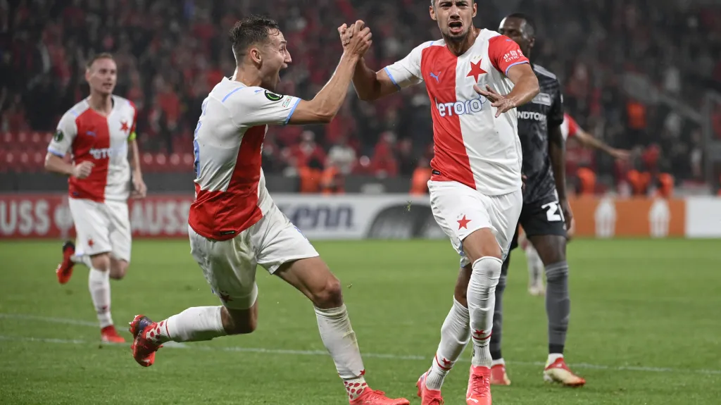 Jan Kuchta (vlevo) se raduje s Ivanem Schranzem v utkání mezi Slavií a Unionem Berlín