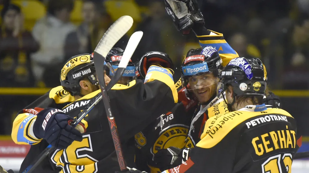 Radující se hokejisté Litvínova