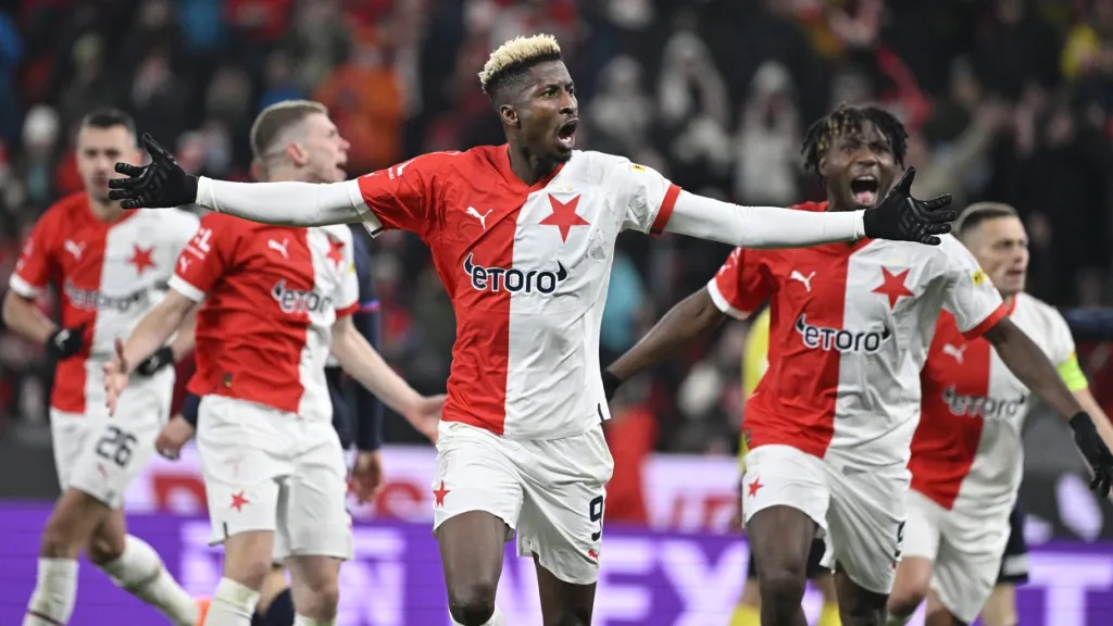 Peter Olayinka se raduje ze vstřelené branky