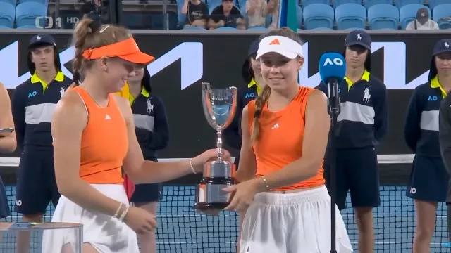 Juniorskou čtyřhru na AO vyhrály sestry Kovačkovy, mezi ženami se radovala Rybakinová