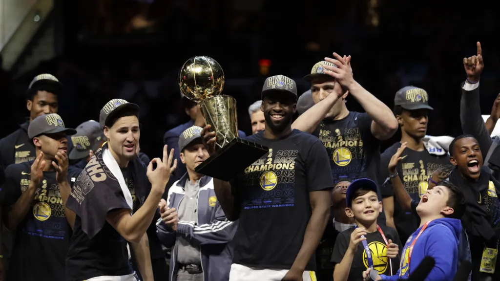 Hráči Warriors se radují z trofeje pro šampiony NBA