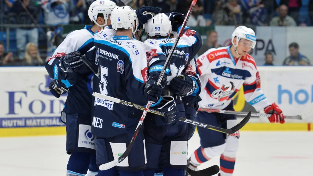 Hokejisté Plzně se radují z gólu do sítě Pardubic