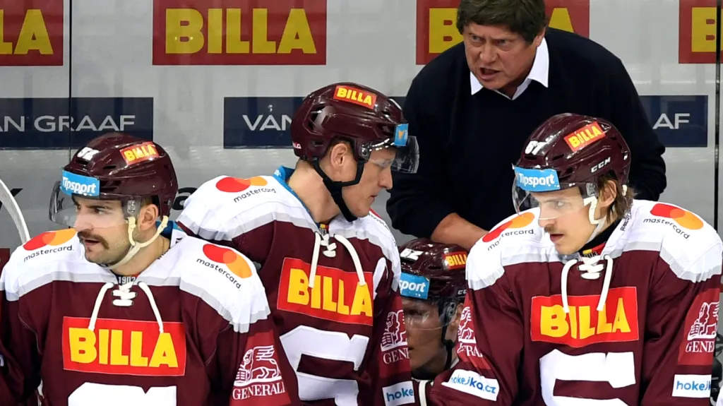 Trenér Sparty František Výborný se svými svěřenci