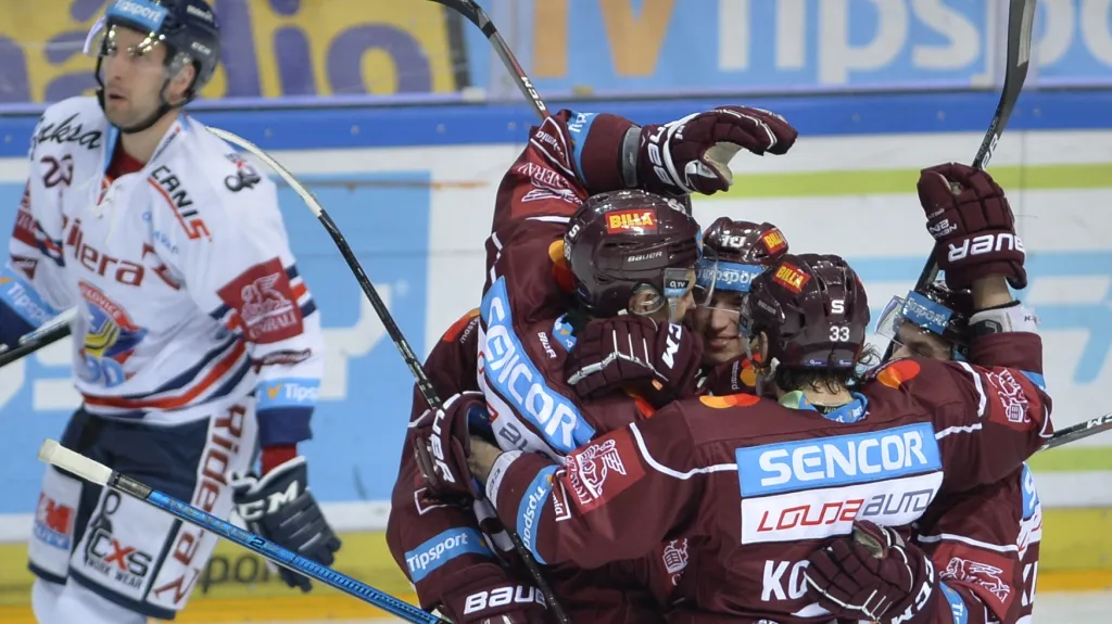 Hokejisté Sparty se radují z gólu v předkole play-off proti Vítkovicím