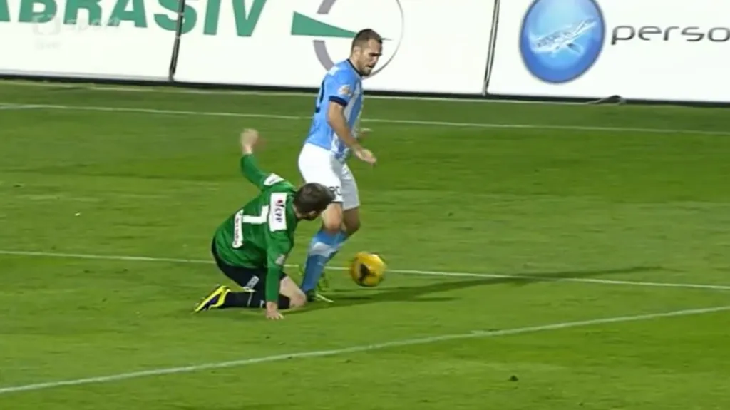 Chybně odpískaná penalta na Kyselu a gól Ščuka z pen. - 2:1 (24. min.)