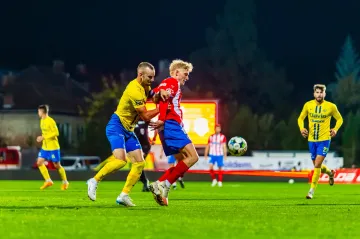 Brněnský Tadeáš Vachoušek si kryje míč v utkání s Opavou