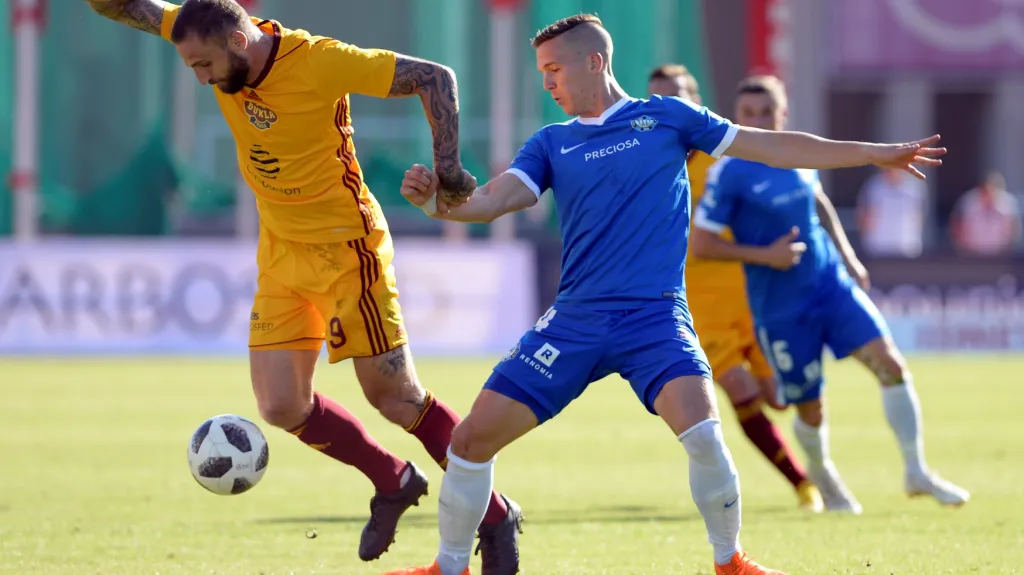 Jan Holenda z Dukly (vlevo) v souboji s Ondřejem Karafiátem z Liberce