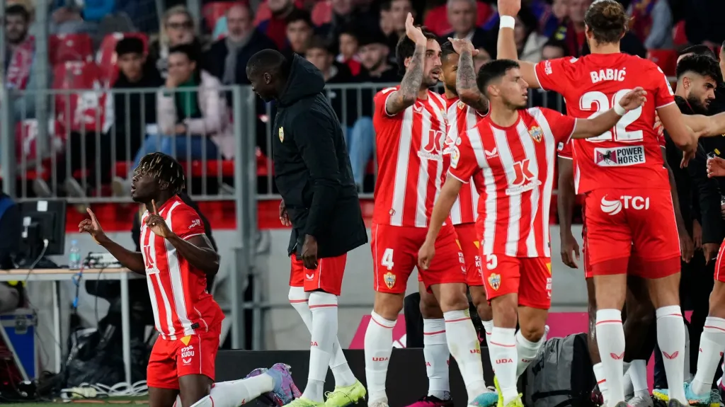 El Bilal Touré z Almeríe oslavuje se spoluhráči branku